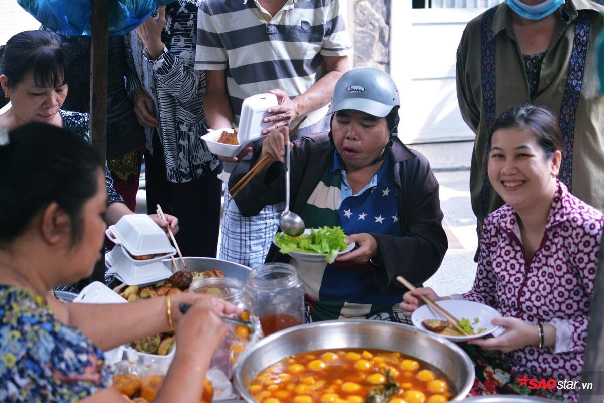 Chuyện dì Gái dễ thương nhất Sài Gòn, bán thì thêm quên cho luôn: 'Kệ đi, tiền bạc có gì đâu, miễn người ta vui là được!' Ảnh 12