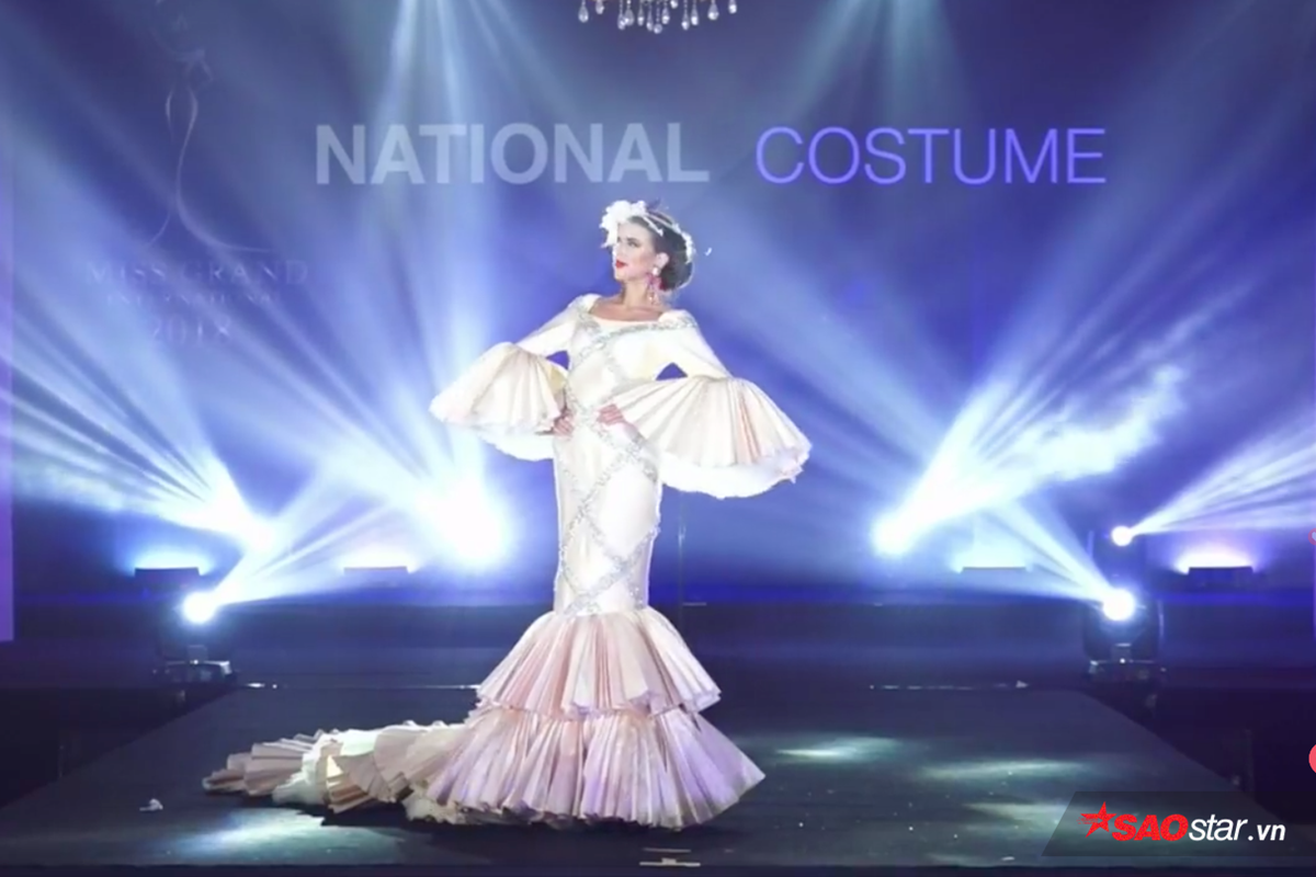 Vì lý do này mà Phương Nga xinh đẹp, 'cực' bắt sáng khi diện quốc phục trên sân khấu Miss Grand International 2018 Ảnh 13