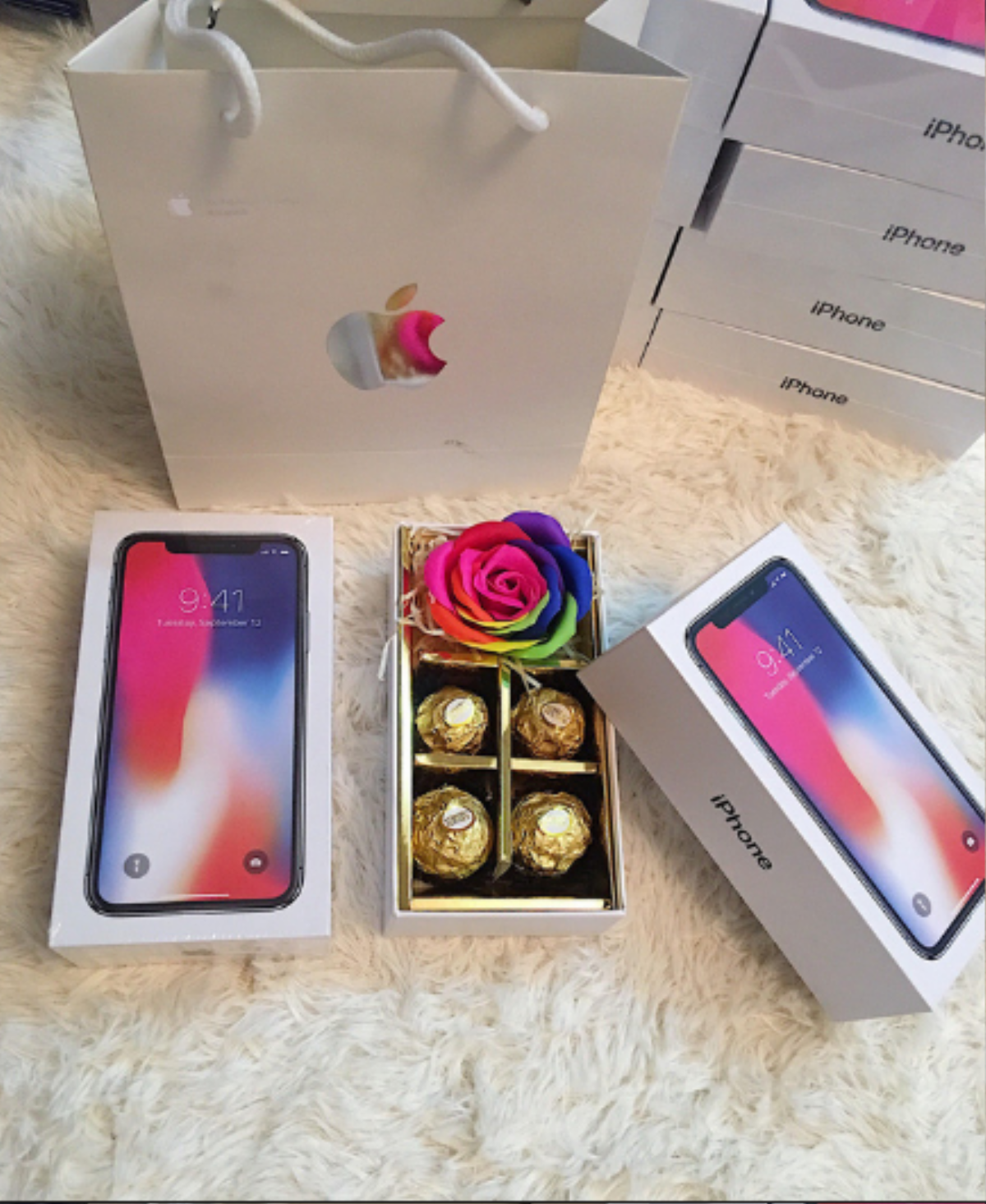 'Bốc bát họ' 20 triệu mua iPhone X tặng sinh nhật bạn gái, chàng trai ôm cục nợ gấp đôi còn bị bạn gái 'đá' vì nợ ngập đầu Ảnh 1