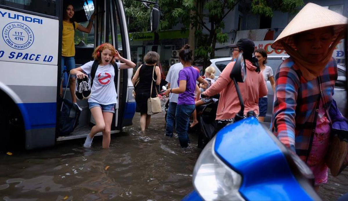 Vừa xuống Sài Gòn đã thấy mênh mông biển nước, phản ứng của nữ du khách khiến nhiều người bất ngờ Ảnh 1