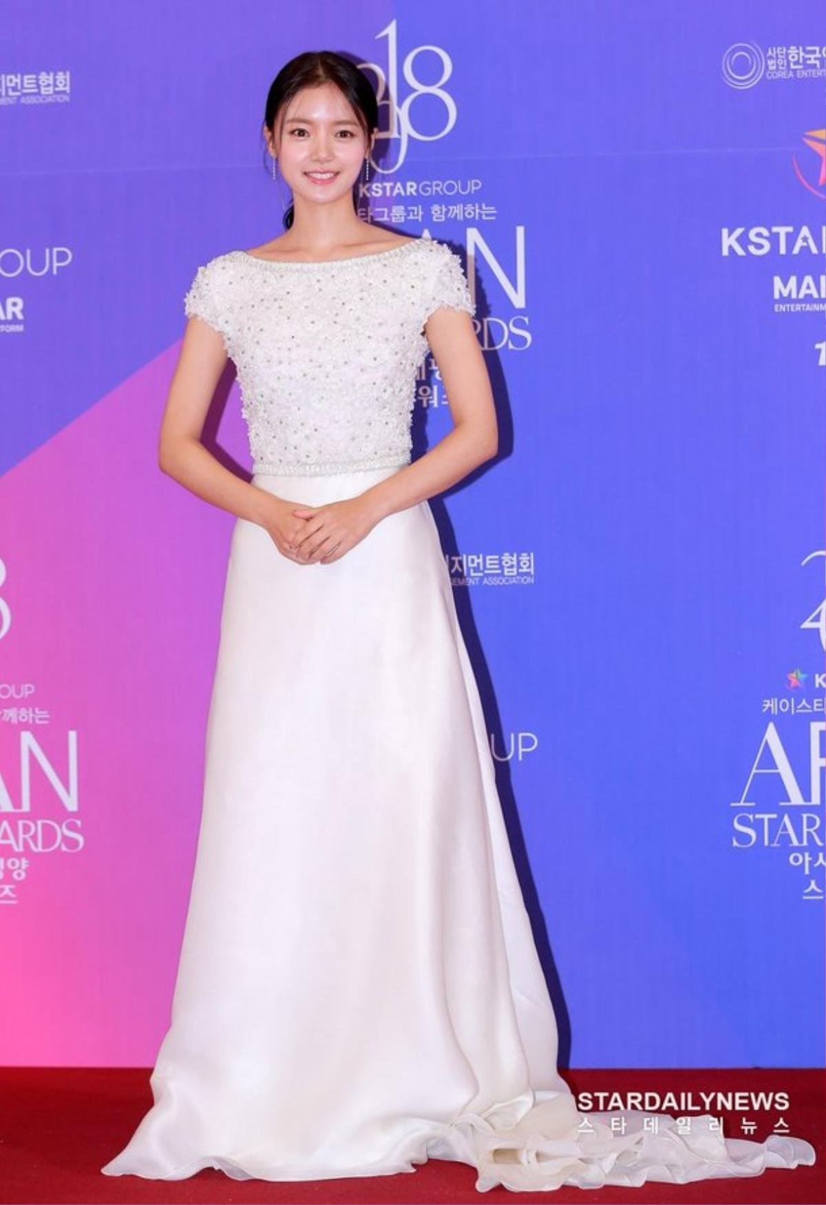 Thảm đỏ 2018 Apan Star Awards: Lee Joo Yeon gặp sự cố với váy, Kim Yoo Jung - Shin Hye Sun và IU xinh như hoa Ảnh 36