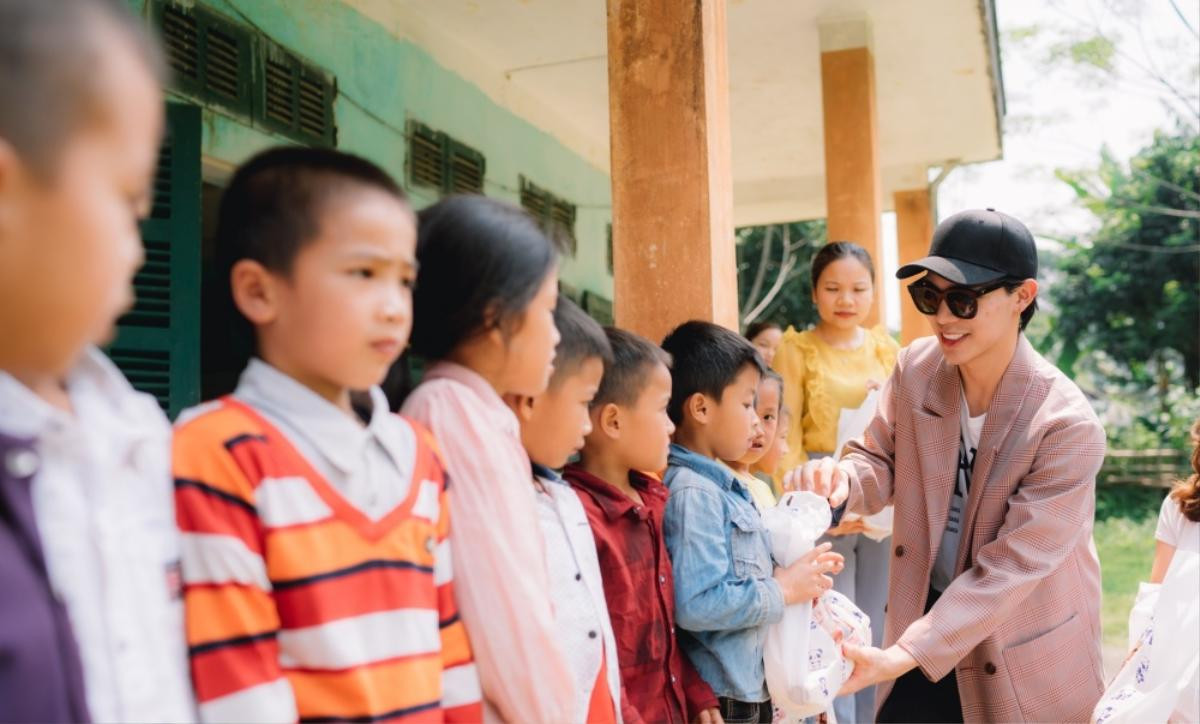 Mừng tuổi mới ý nghĩa như Erik: 'Vác balô' đi dọc 3 miền Bắc - Trung - Nam để làm từ thiện! Ảnh 10