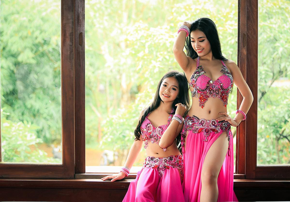 Ngất ngây ngắm trọn bộ ảnh belly dance quyến rũ của tiểu mỹ nhân 11 tuổi Ảnh 2