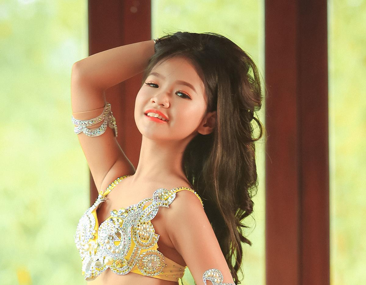 Ngất ngây ngắm trọn bộ ảnh belly dance quyến rũ của tiểu mỹ nhân 11 tuổi Ảnh 1