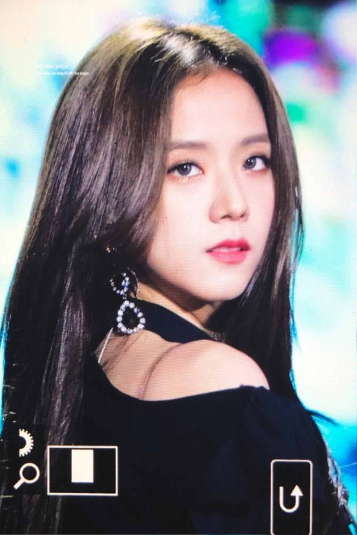 Vẻ gợi cảm bùng nổ của Jisoo (Blackpink) lấn át dàn sao Hàn trong lễ hội âm nhạc Ảnh 2