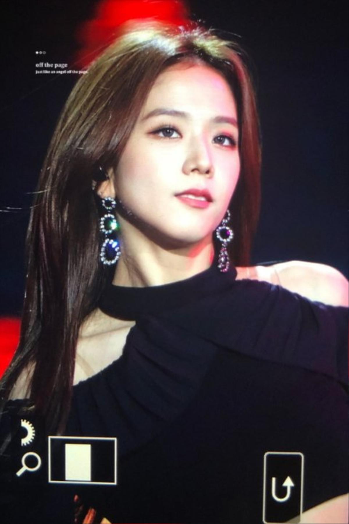 Vẻ gợi cảm bùng nổ của Jisoo (Blackpink) lấn át dàn sao Hàn trong lễ hội âm nhạc Ảnh 7