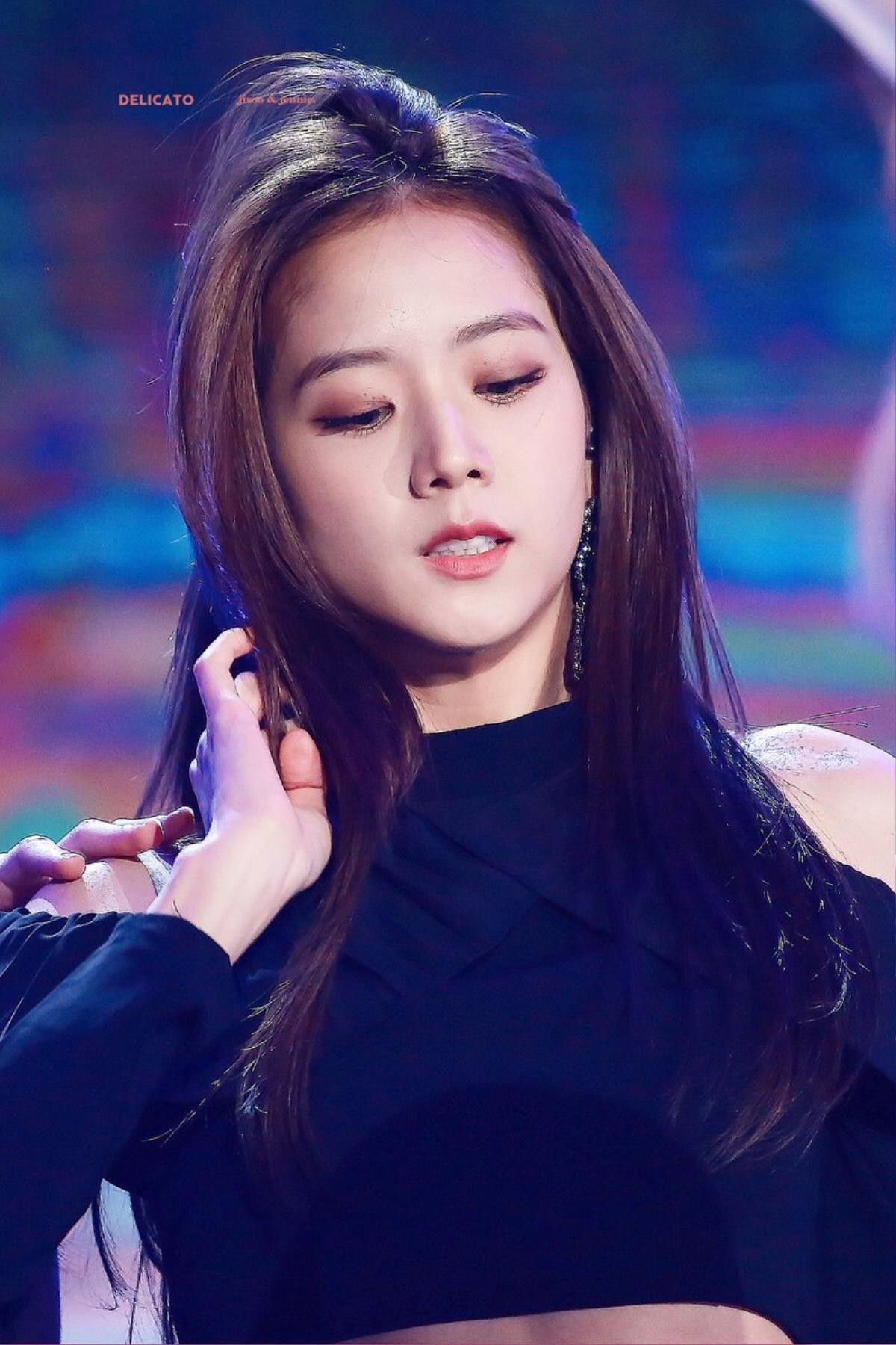 Vẻ gợi cảm bùng nổ của Jisoo (Blackpink) lấn át dàn sao Hàn trong lễ hội âm nhạc Ảnh 9