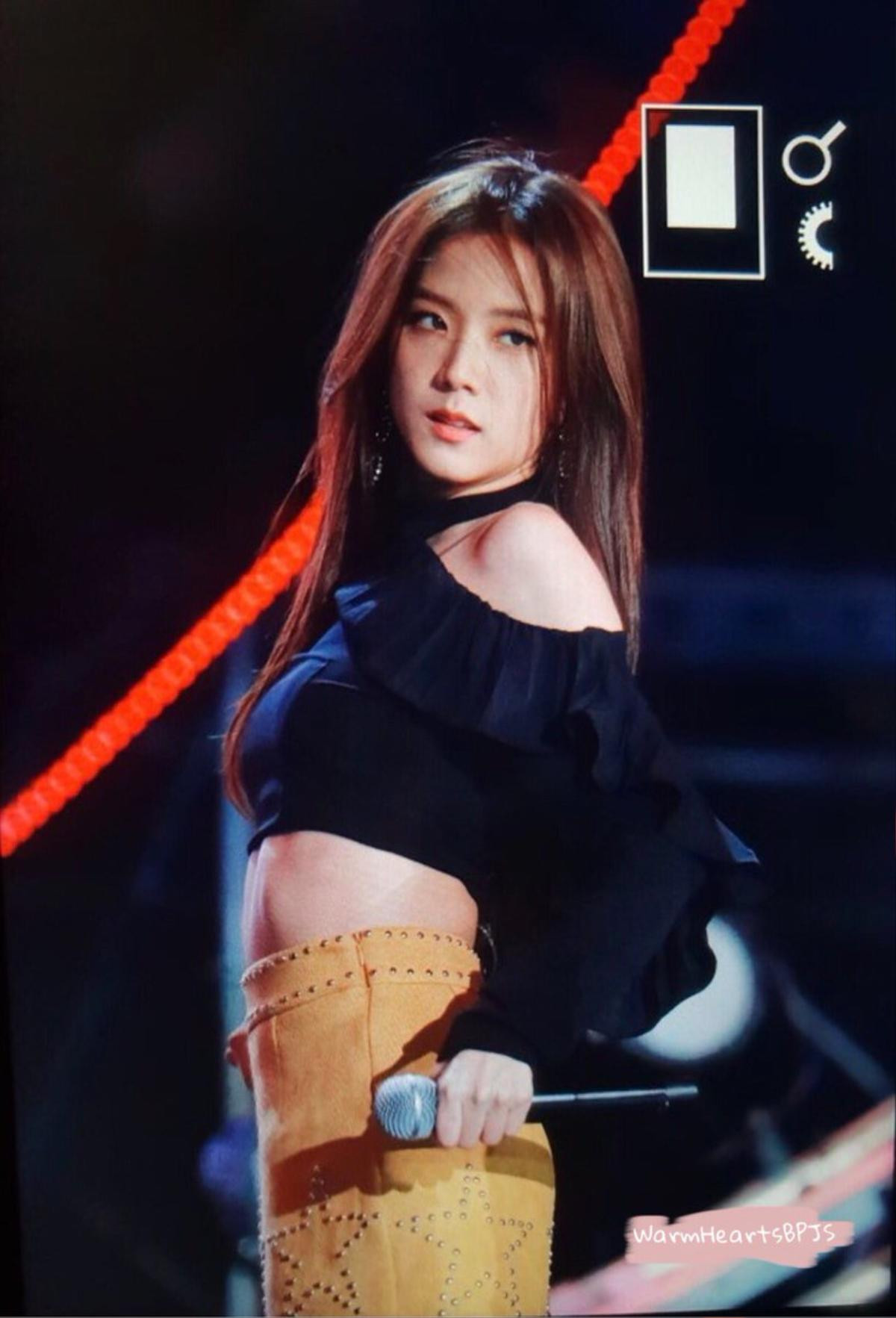 Vẻ gợi cảm bùng nổ của Jisoo (Blackpink) lấn át dàn sao Hàn trong lễ hội âm nhạc Ảnh 11