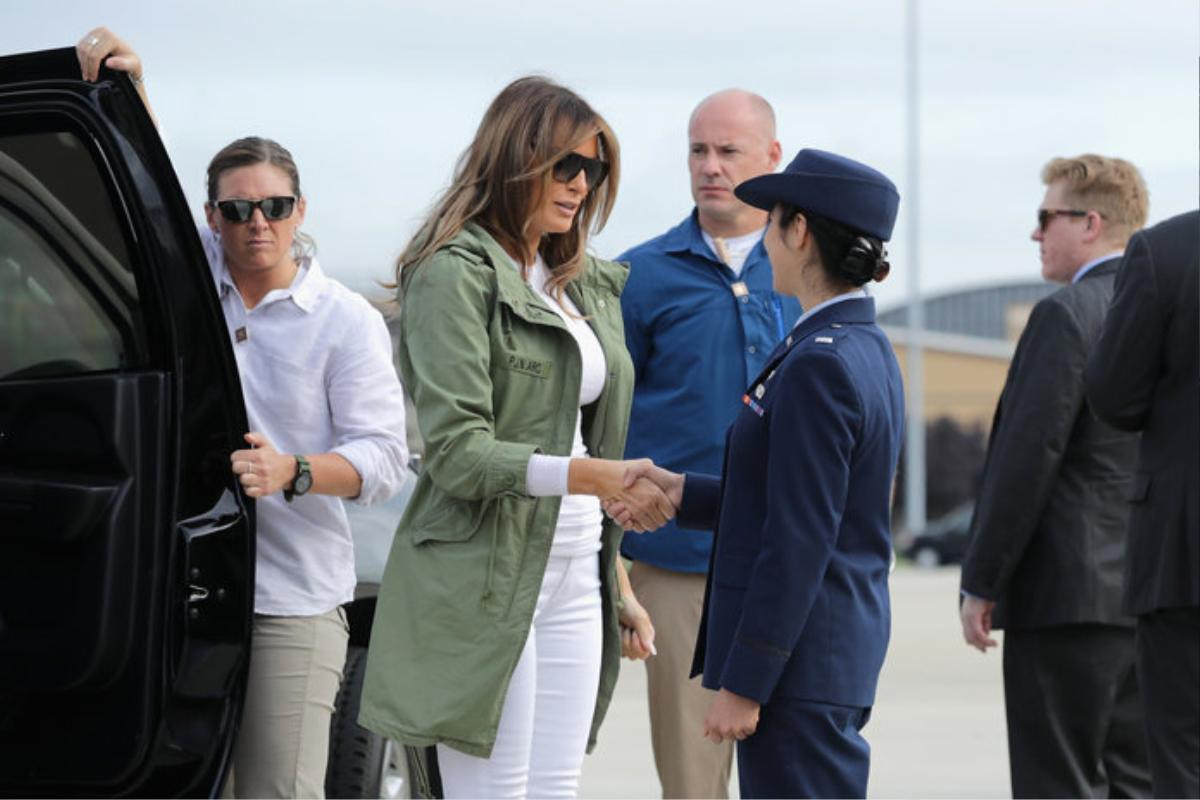 Sự thật về chiếc áo khoác in slogan sốc gây ảnh hưởng đến Nhà Trắng của bà Melania Trump Ảnh 3