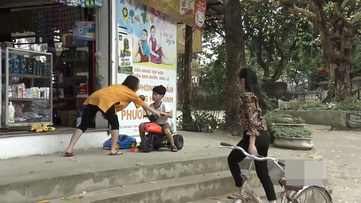 'Quỳnh búp bê' tập 17: Thương thay thân phận làm gái, mua hai vỉ sữa và hai gói mì tôm bị chặt chém trăm ngàn đồng Ảnh 4