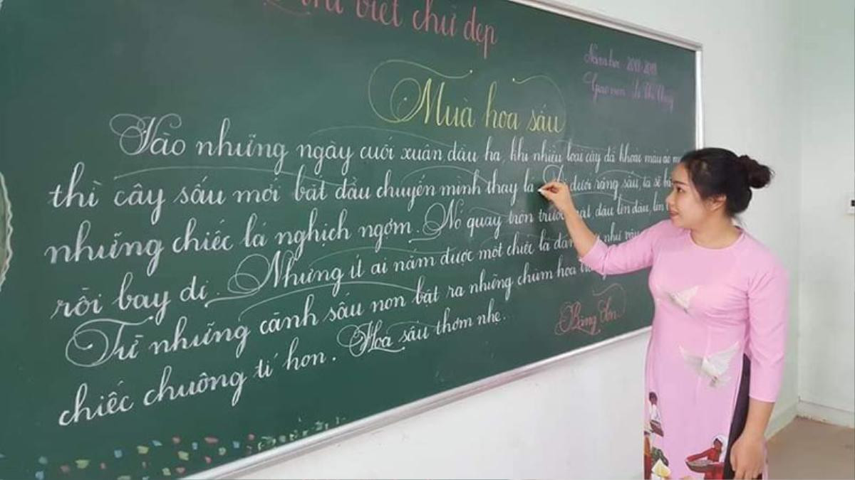 Lác mắt ngắm những dòng chữ viết bằng phấn trắng trên nền bảng xanh của giáo viên trường tiểu học Trưng Vương Ảnh 5