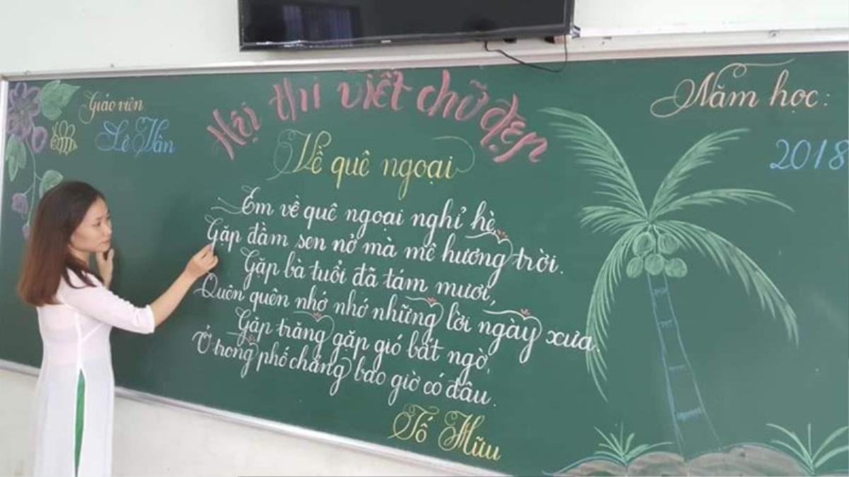 Lác mắt ngắm những dòng chữ viết bằng phấn trắng trên nền bảng xanh của giáo viên trường tiểu học Trưng Vương Ảnh 4