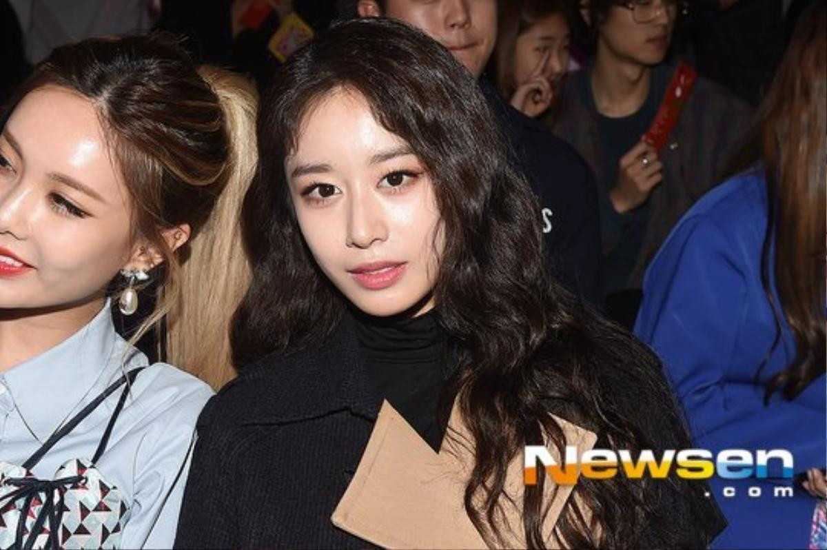 'Chị đại' Gong Hyo Jin cùng Ji Yeon, Hyomin và Qri của T-ara tham dự 'Hera Seoul Fashion Week' ngày 2 Ảnh 37