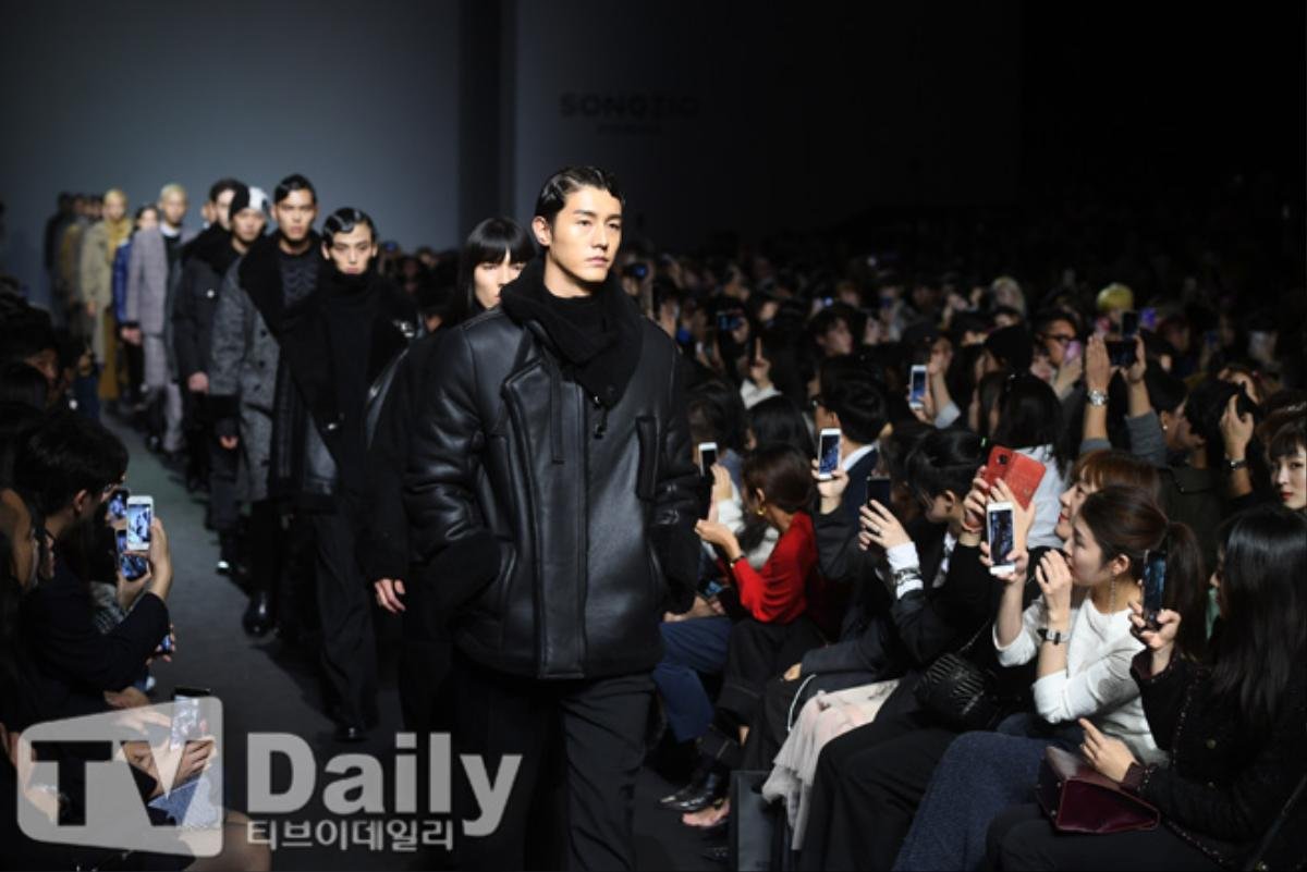 Bấm loạn khi 'Ngưu ma vương' Cha Seung Won, Lee Ki Woo và Bae Jung Nam trên sàn catwalk tại 'Hera Seoul Fashion Week' Ảnh 8