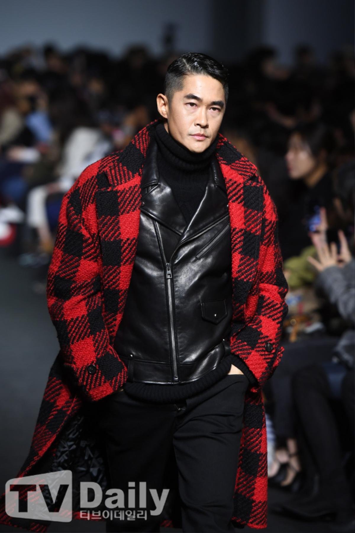 Bấm loạn khi 'Ngưu ma vương' Cha Seung Won, Lee Ki Woo và Bae Jung Nam trên sàn catwalk tại 'Hera Seoul Fashion Week' Ảnh 15