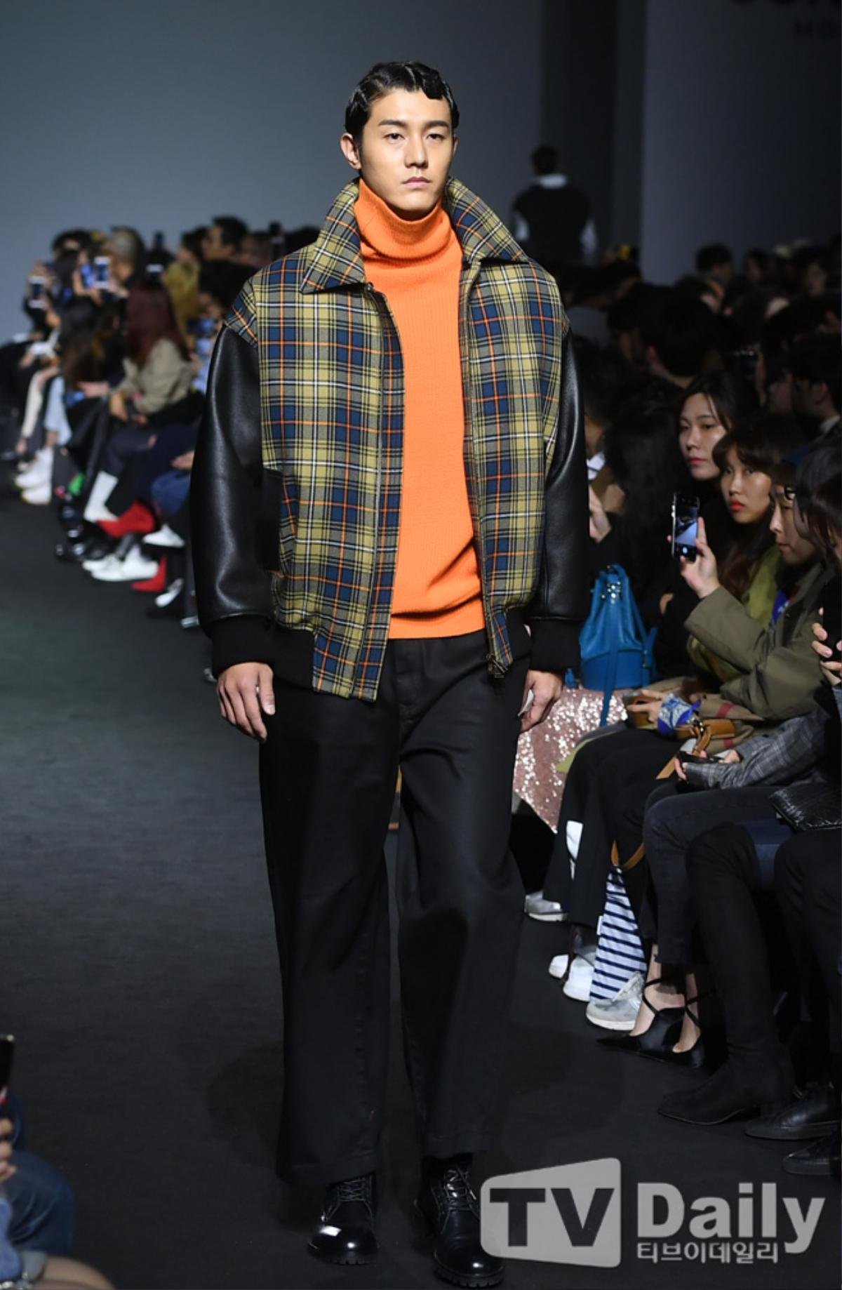 Bấm loạn khi 'Ngưu ma vương' Cha Seung Won, Lee Ki Woo và Bae Jung Nam trên sàn catwalk tại 'Hera Seoul Fashion Week' Ảnh 11