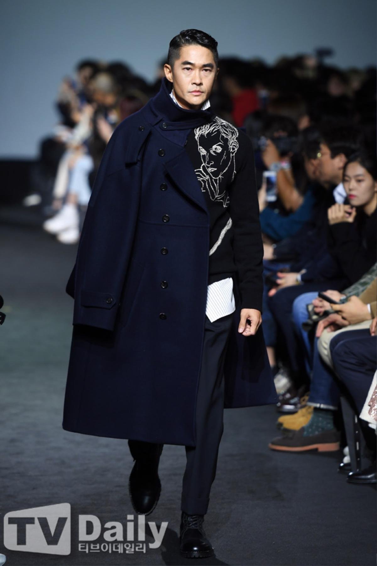 Bấm loạn khi 'Ngưu ma vương' Cha Seung Won, Lee Ki Woo và Bae Jung Nam trên sàn catwalk tại 'Hera Seoul Fashion Week' Ảnh 13