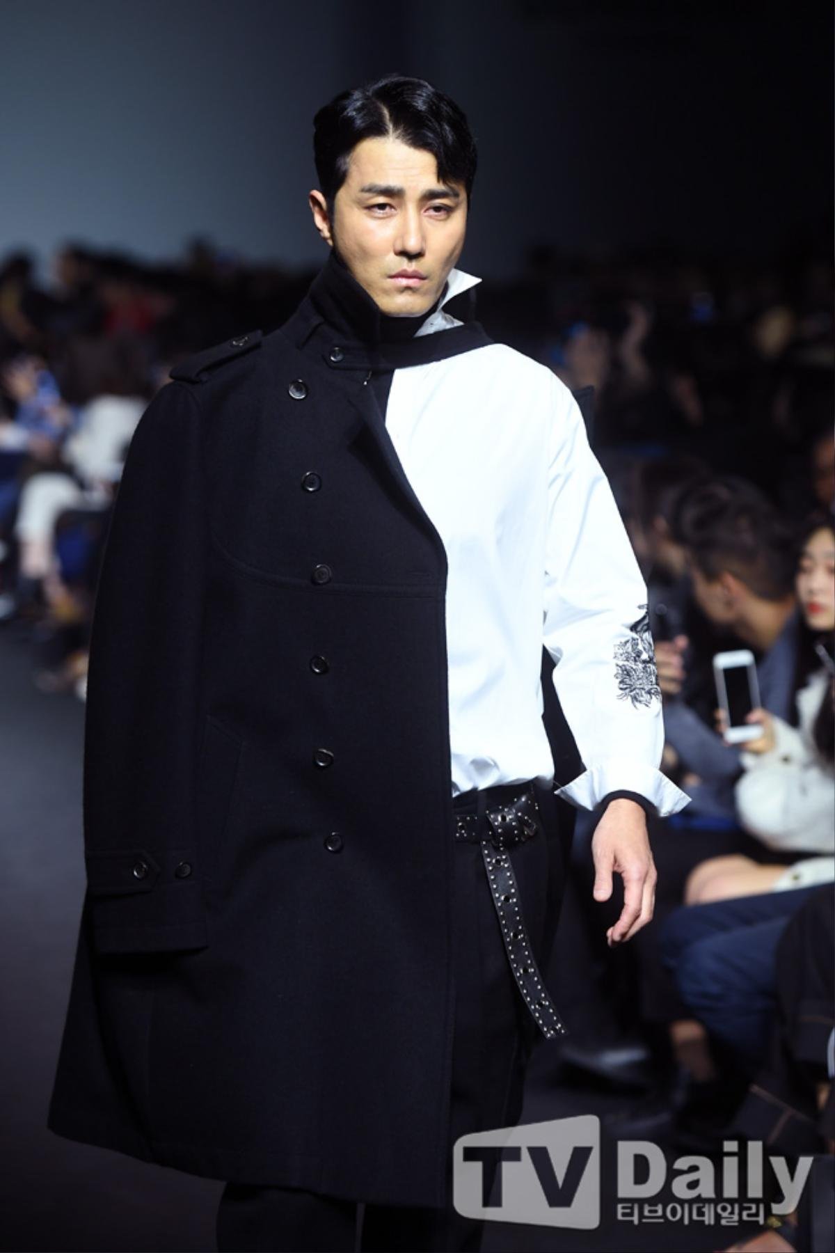 Bấm loạn khi 'Ngưu ma vương' Cha Seung Won, Lee Ki Woo và Bae Jung Nam trên sàn catwalk tại 'Hera Seoul Fashion Week' Ảnh 1