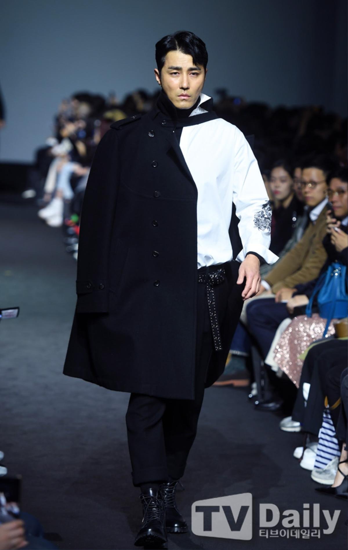 Bấm loạn khi 'Ngưu ma vương' Cha Seung Won, Lee Ki Woo và Bae Jung Nam trên sàn catwalk tại 'Hera Seoul Fashion Week' Ảnh 2