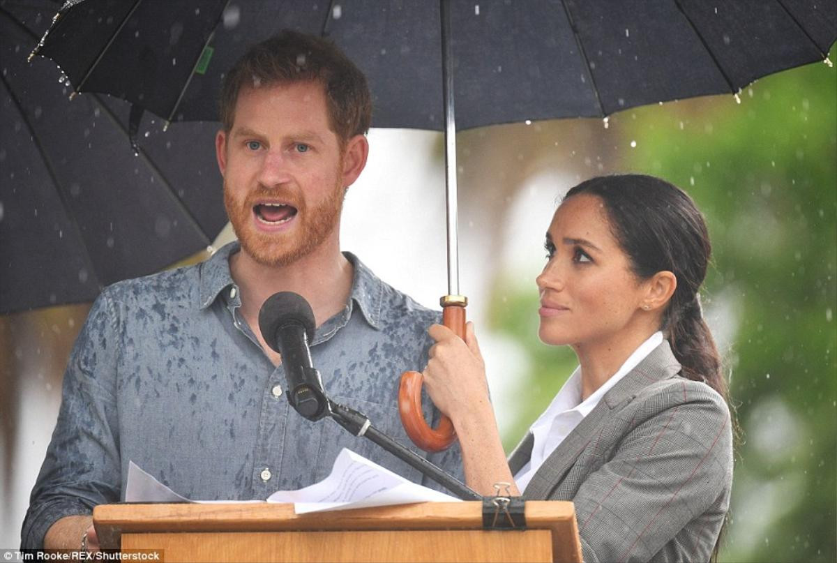 Công nương Meghan che ô, nhìn chồng trìu mến dưới mưa khiến nhiều trái tim 'tan chảy' Ảnh 1