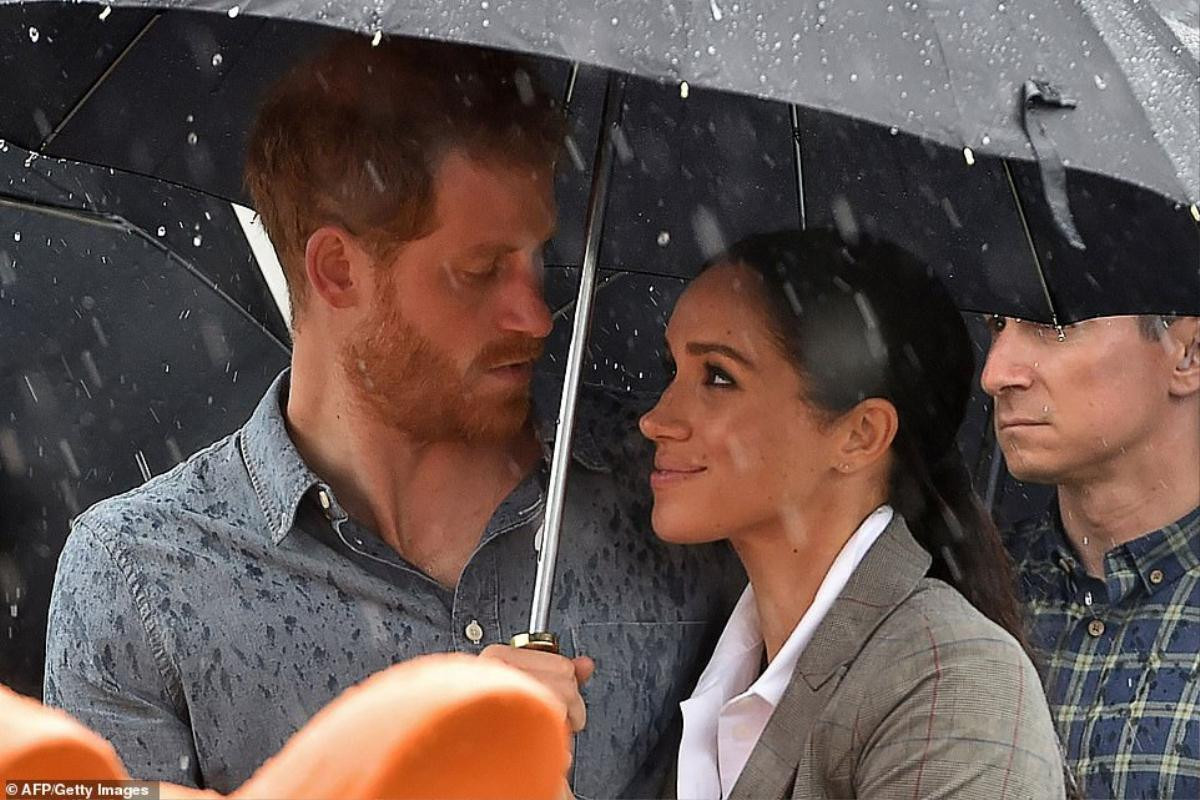 Công nương Meghan che ô, nhìn chồng trìu mến dưới mưa khiến nhiều trái tim 'tan chảy' Ảnh 2