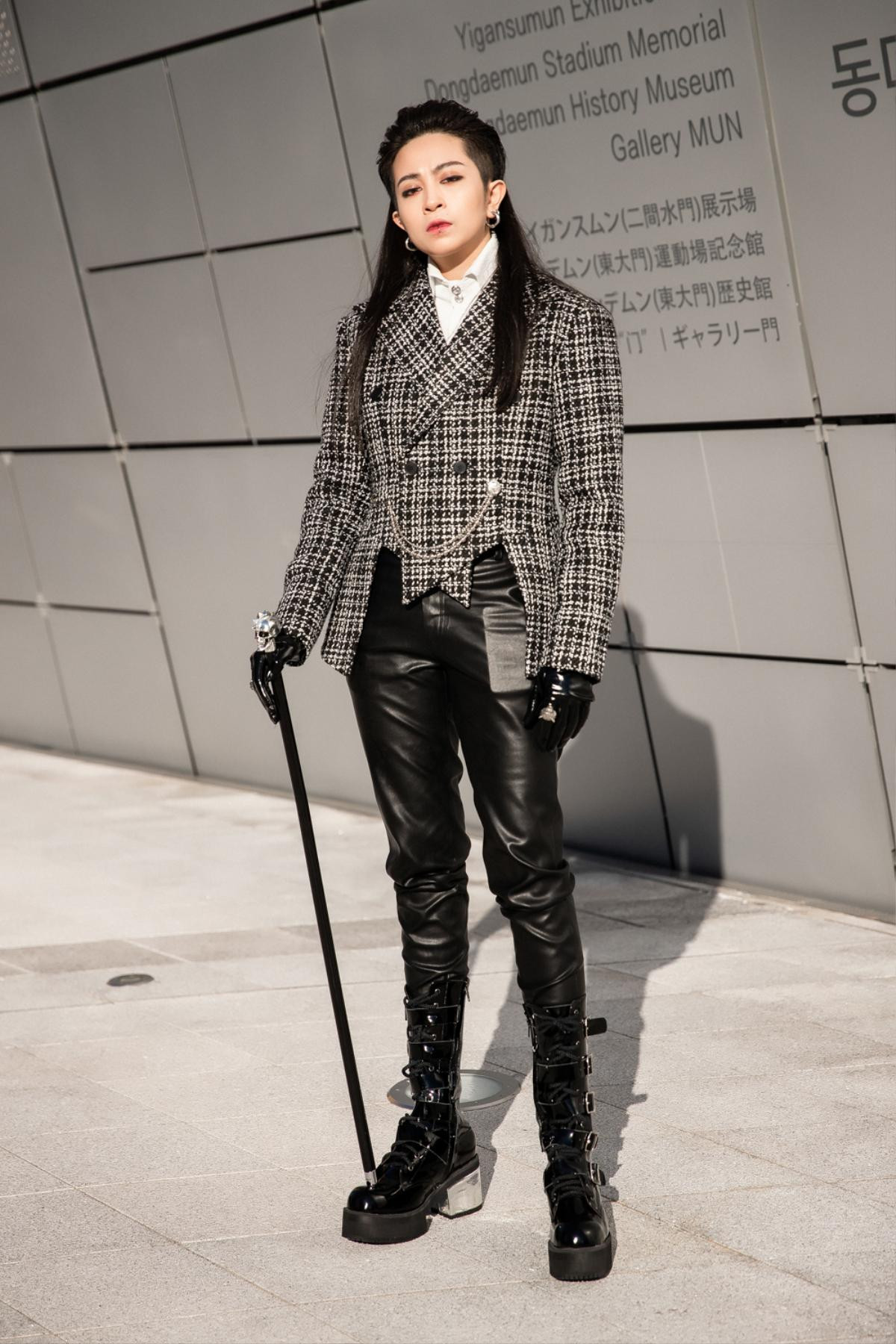 Gil Lê mang gậy đầu lâu giống Sơn Tùng, Hoàng Oanh nổi loạn trên thảm đỏ Seoul Fashion Week Ảnh 2