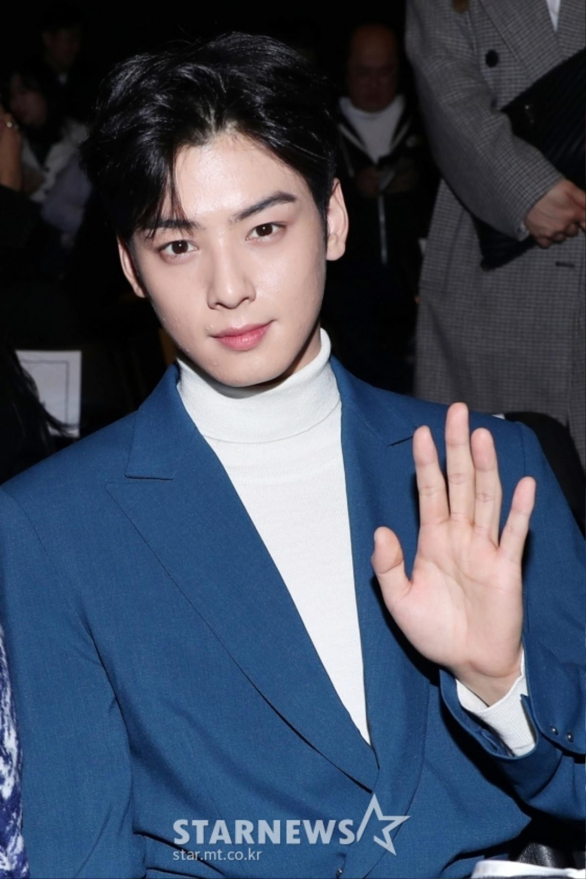 Cha Eun Woo, Winner, Sunmi cùng Ahn Jae Hyun và Lee Da Hee chiếm postlight tại 'Hera Seoul Fashion Week' ngày 3 Ảnh 1