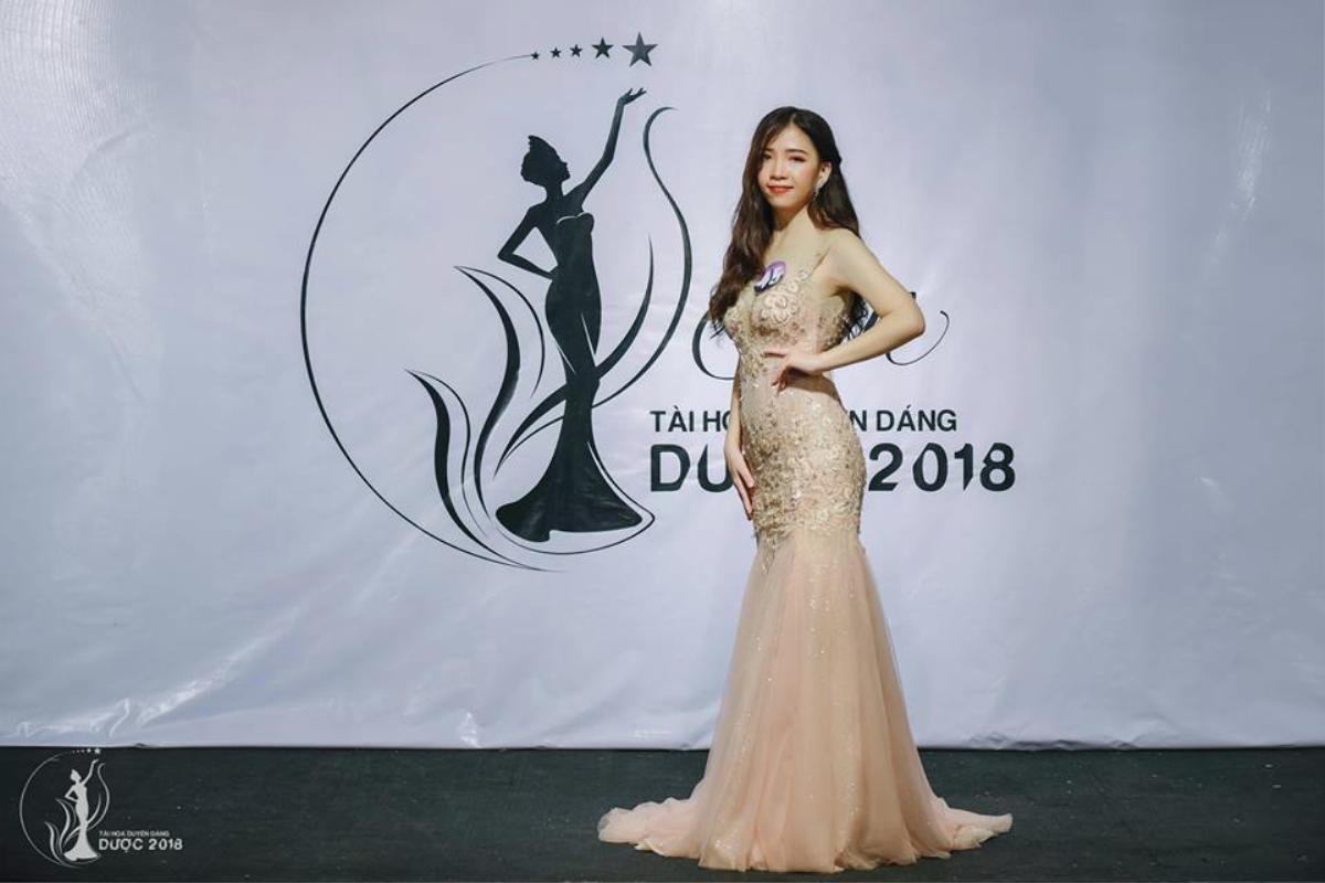 Ngoài hot girl 'Nóng cùng World Cup' Trâm Anh, gái học Dược còn nhiều người xinh hơn thế nữa kia! Ảnh 16