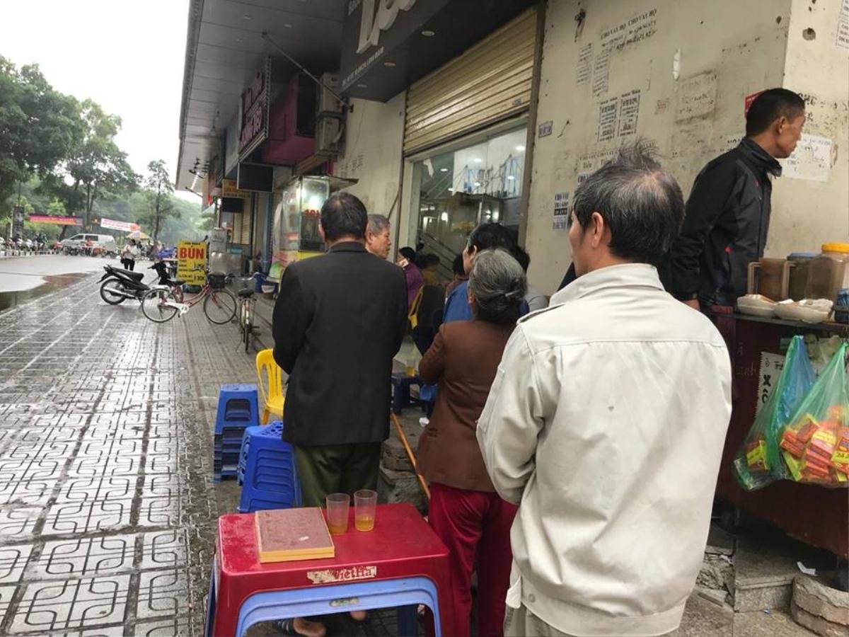 Hàng xóm cạnh phòng cô gái bị nghi ném con ở chung cư Linh Đàm: '2 ngày trước cô gái có biểu hiện rất buồn bã' Ảnh 1