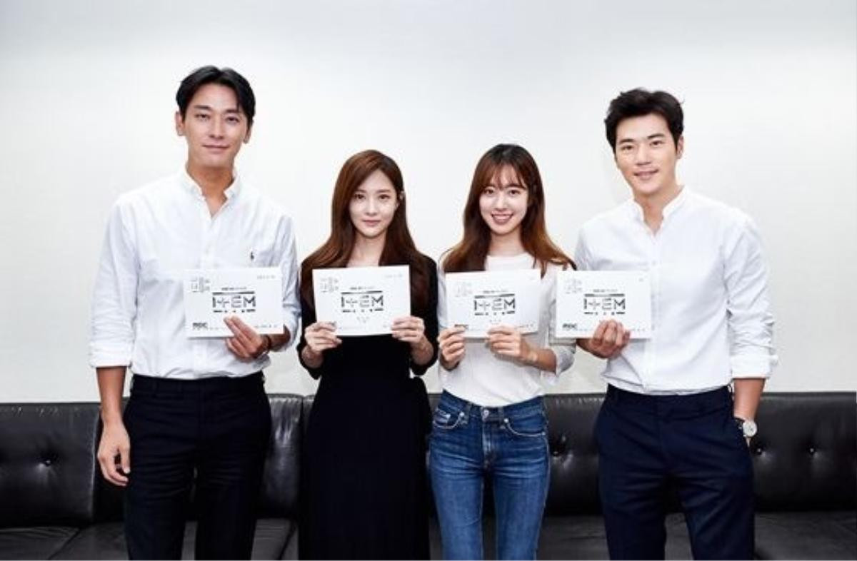 Joo Ji Hoon, Jin Se Yun, Kim Kang Woo và Kim Sun A rạng rỡ trong buổi đọc kịch bản đầu tiên của ‘Item’ và ‘Red Moon Blue Sun’ Ảnh 1