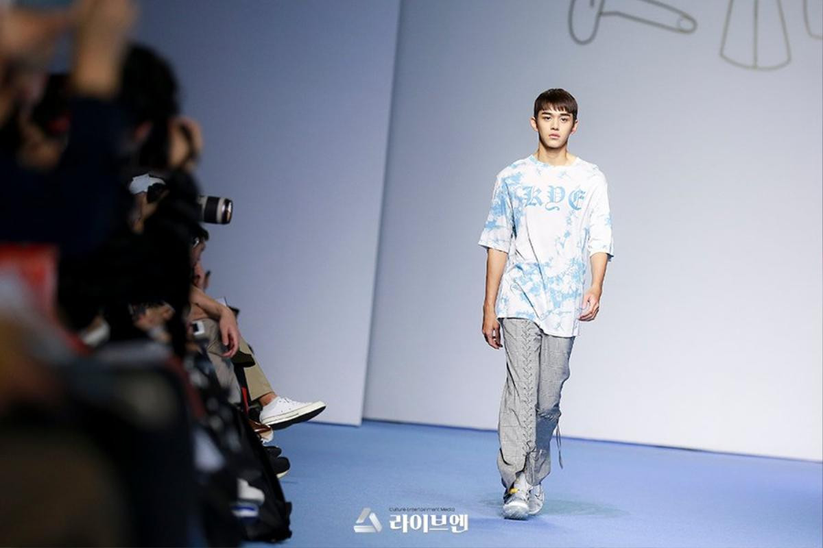 Dù bị mặc quần áo độc lạ, Lucas (NCT) vẫn nổi bần bật trên sàn diễn catwalk chuyên nghiệp Ảnh 14