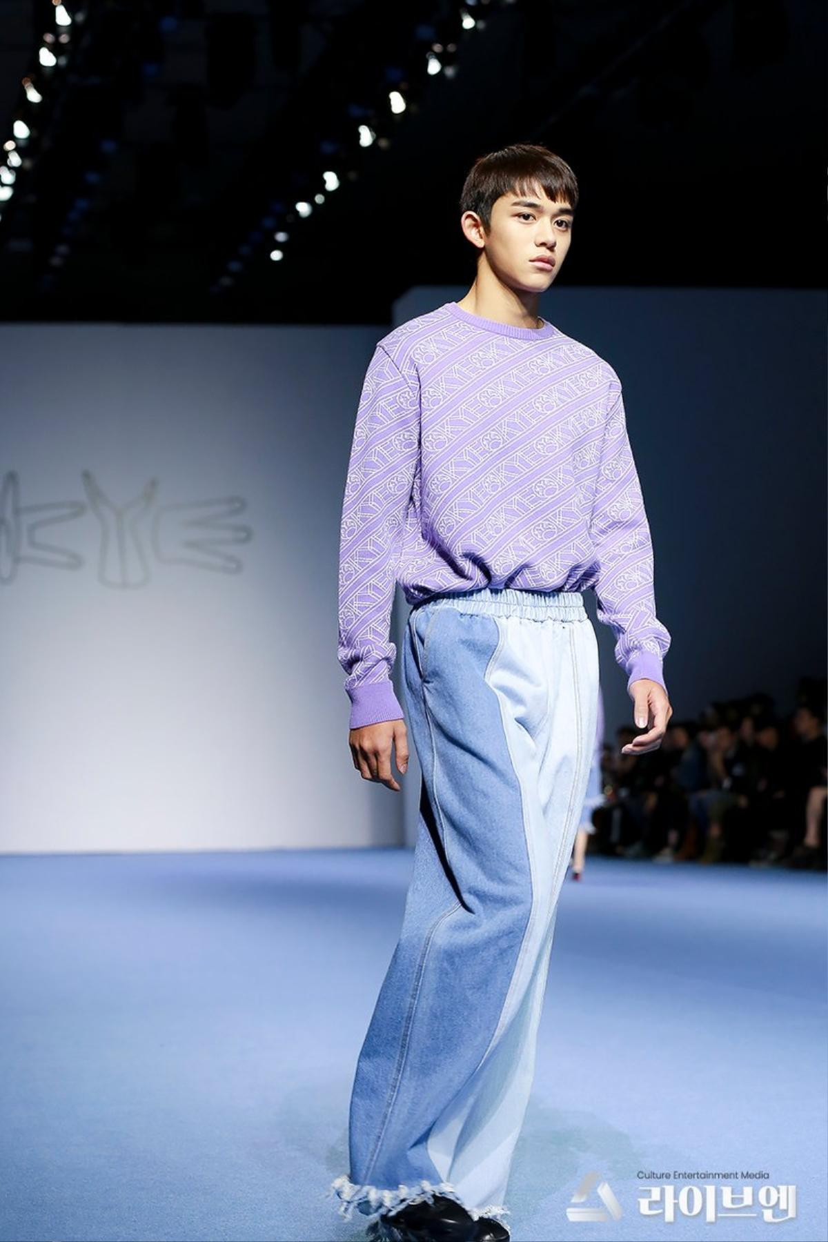 Dù bị mặc quần áo độc lạ, Lucas (NCT) vẫn nổi bần bật trên sàn diễn catwalk chuyên nghiệp Ảnh 10