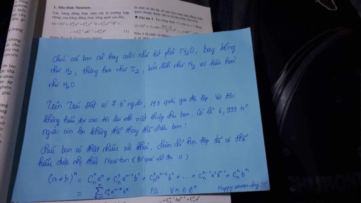 Món quà đặc biệt chưa từng thấy nam sinh chuyên Hóa dành tặng các bạn nữ dịp 20/10 Ảnh 3