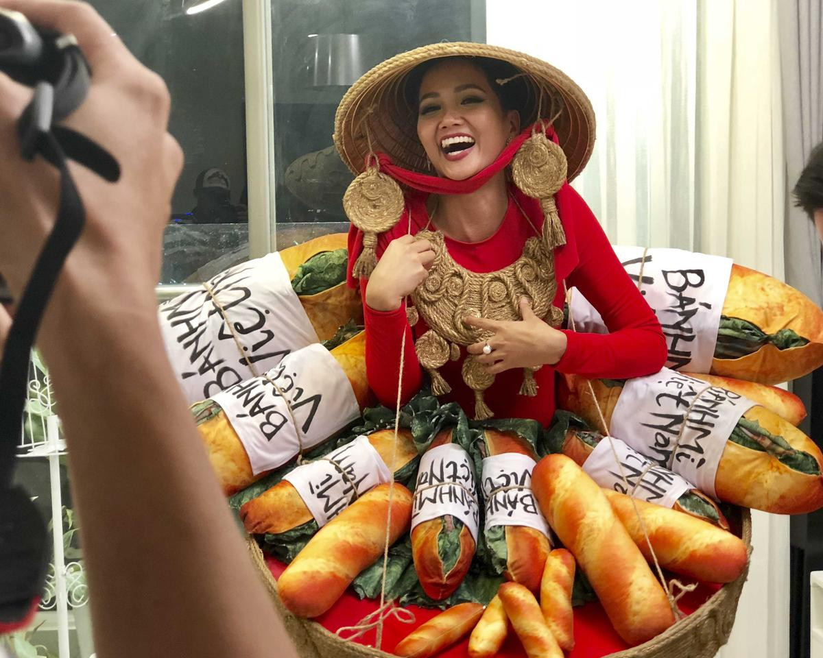 Vận thiết kế lạ trước thềm Miss Universe 2018, H’Hen Niê khiến dân tình xôn xao: 'Cô ấy định mở vựa bánh mì?' Ảnh 2