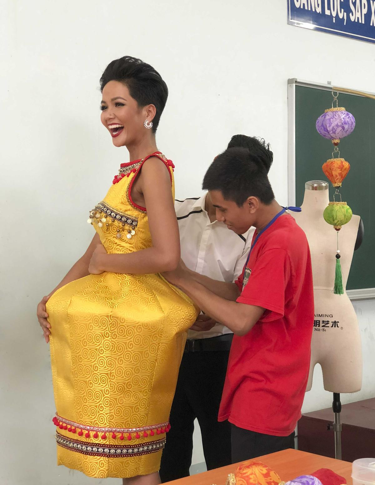 Vận thiết kế lạ trước thềm Miss Universe 2018, H’Hen Niê khiến dân tình xôn xao: 'Cô ấy định mở vựa bánh mì?' Ảnh 6