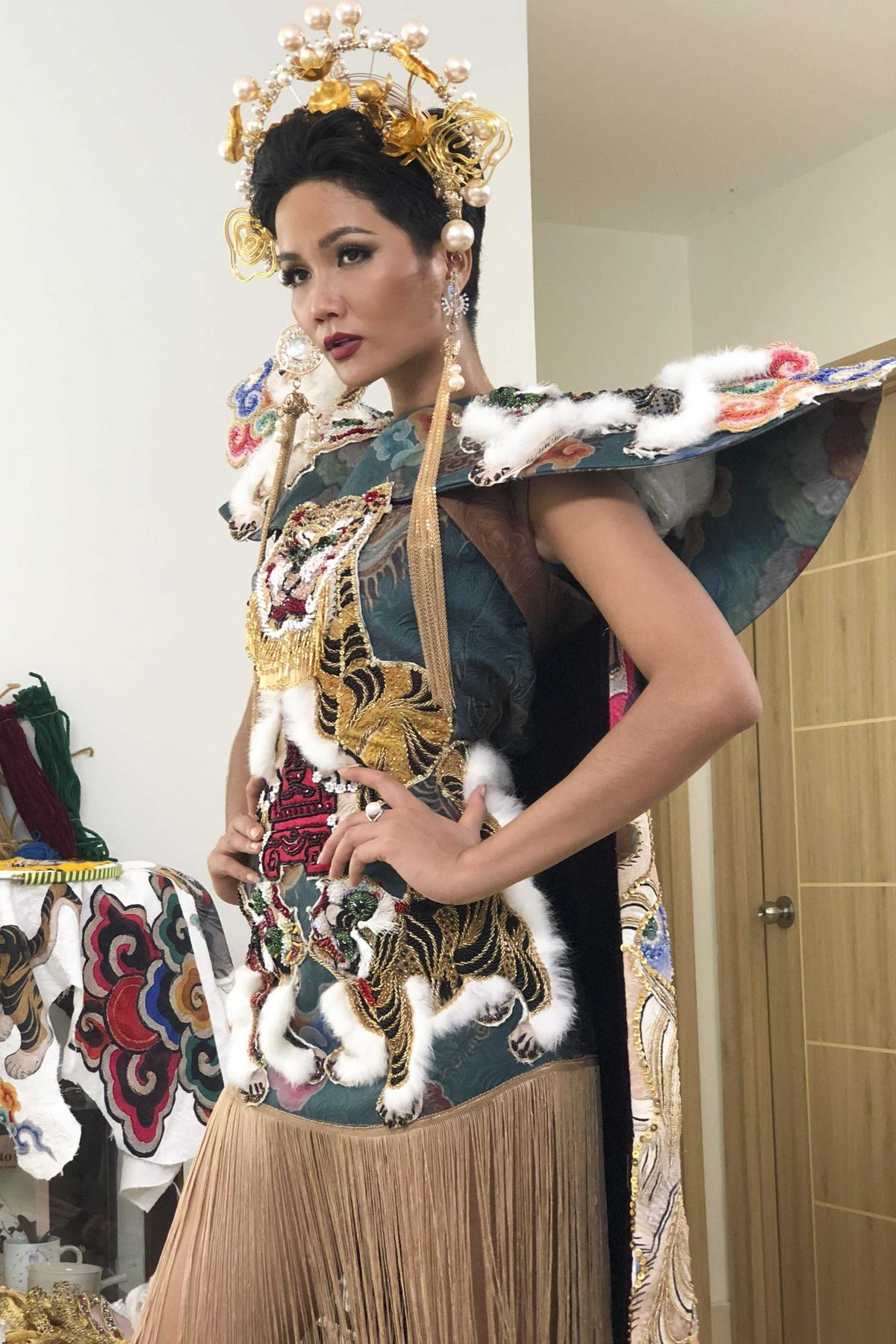 Vận thiết kế lạ trước thềm Miss Universe 2018, H’Hen Niê khiến dân tình xôn xao: 'Cô ấy định mở vựa bánh mì?' Ảnh 7