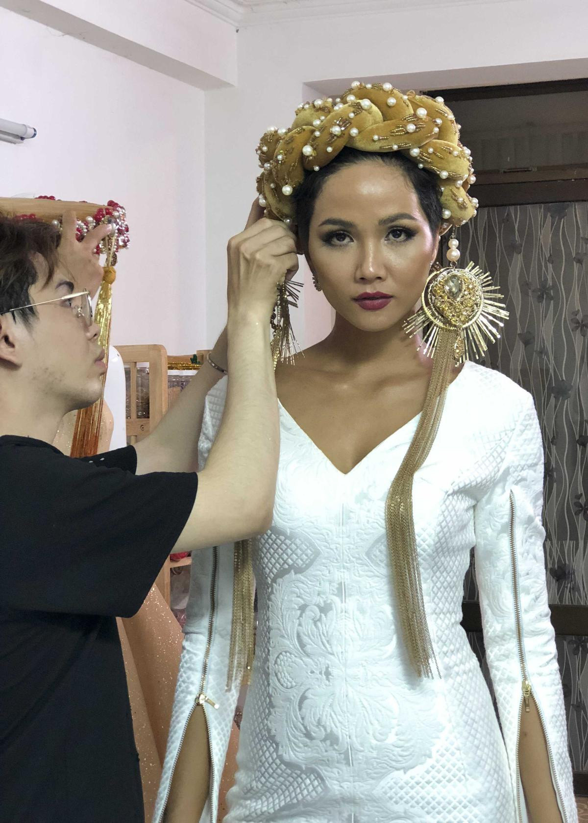 Vận thiết kế lạ trước thềm Miss Universe 2018, H’Hen Niê khiến dân tình xôn xao: 'Cô ấy định mở vựa bánh mì?' Ảnh 8