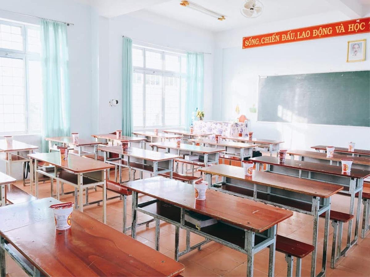 Nhìn lại loạt quà tặng choáng ngợp của nam sinh dịp 20/10: Toàn giày hiệu và những món đồ không ai ngờ tới Ảnh 7