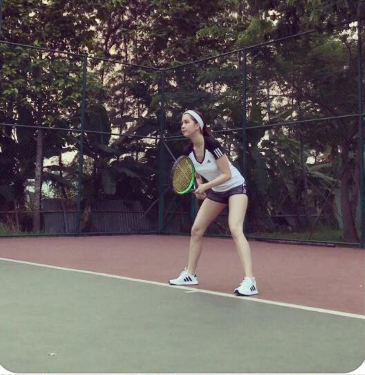 Ngọc Trinh đẹp hút hồn, nóng bỏng khoe vòng ba săn chắc với tennis Ảnh 1