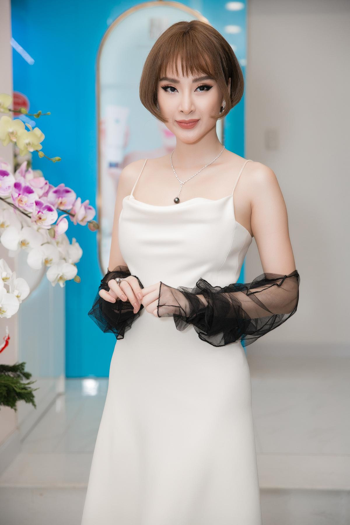 Xinh xắn tạo dáng bên Hương Giang nhưng Angela Phương Trinh lại bất ngờ lộ 'điểm trừ' trầm trọng Ảnh 2