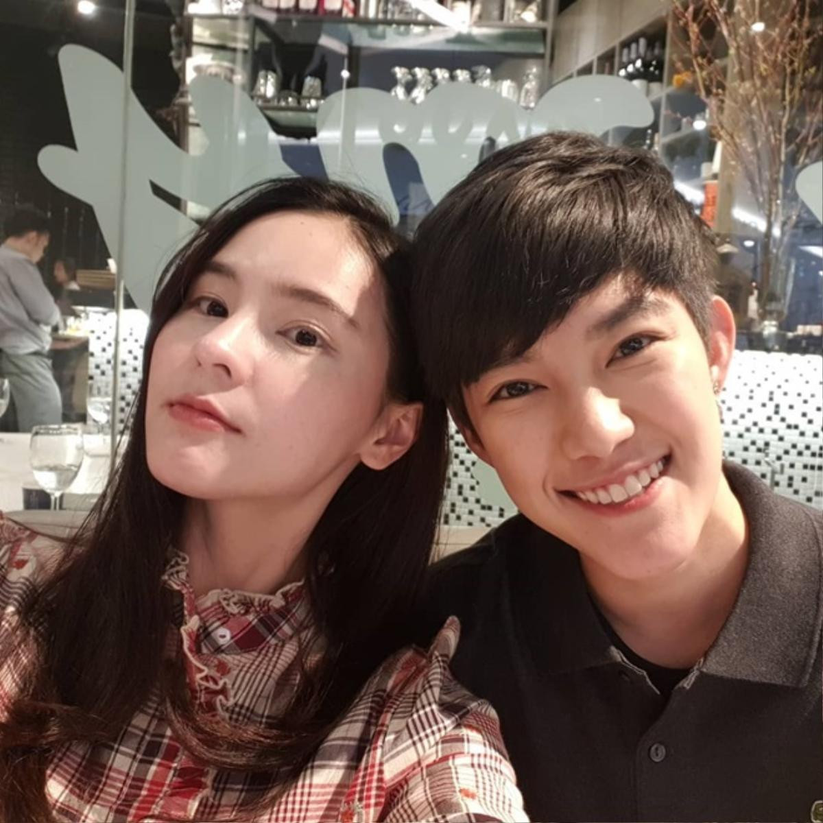 Aom Sushar kỷ niệm 1 năm yêu bạn trai doanh nhân, hội ngộ tình cũ 'Yes Or No’ Tina Jittaleela Ảnh 20