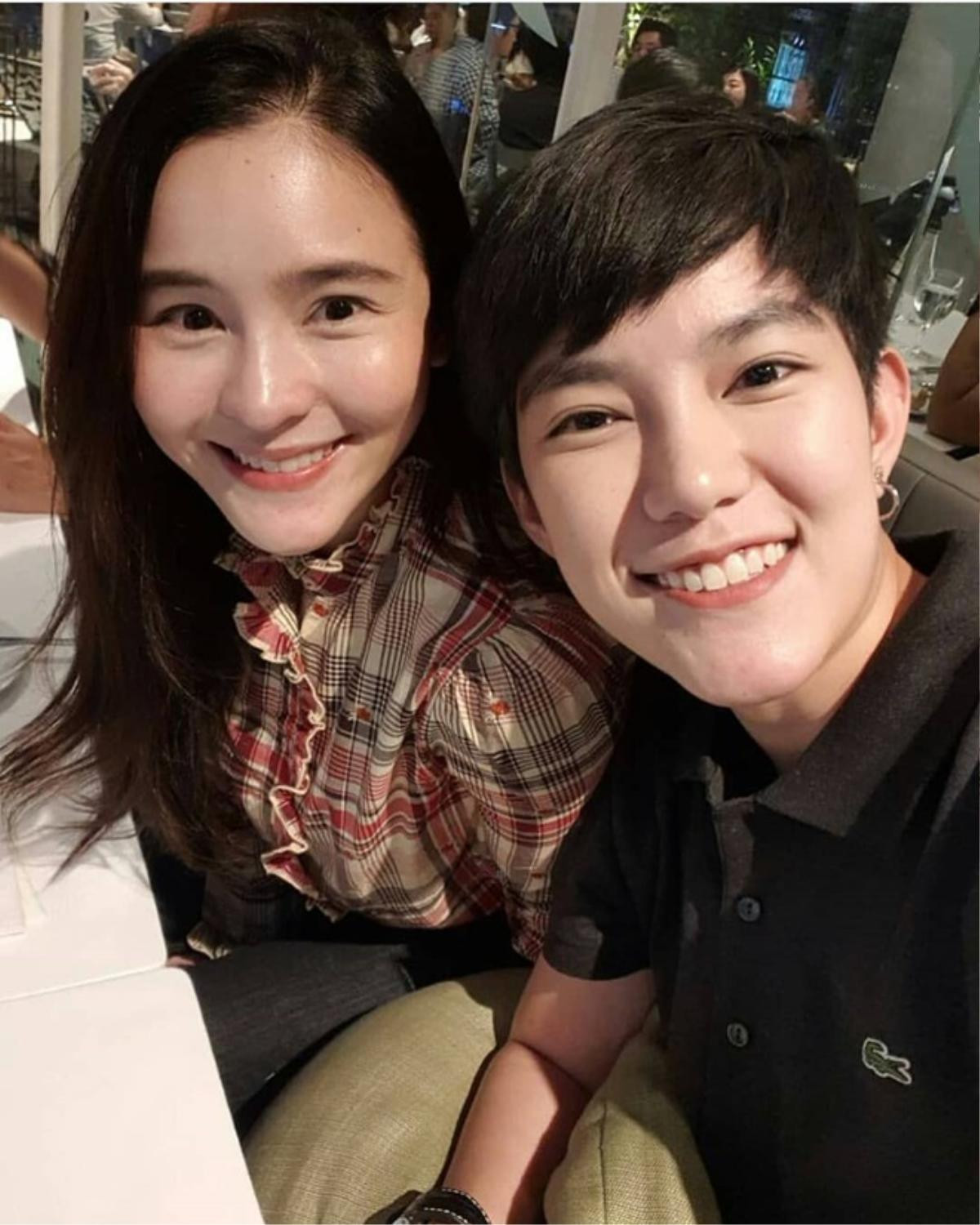 Aom Sushar kỷ niệm 1 năm yêu bạn trai doanh nhân, hội ngộ tình cũ 'Yes Or No’ Tina Jittaleela Ảnh 18