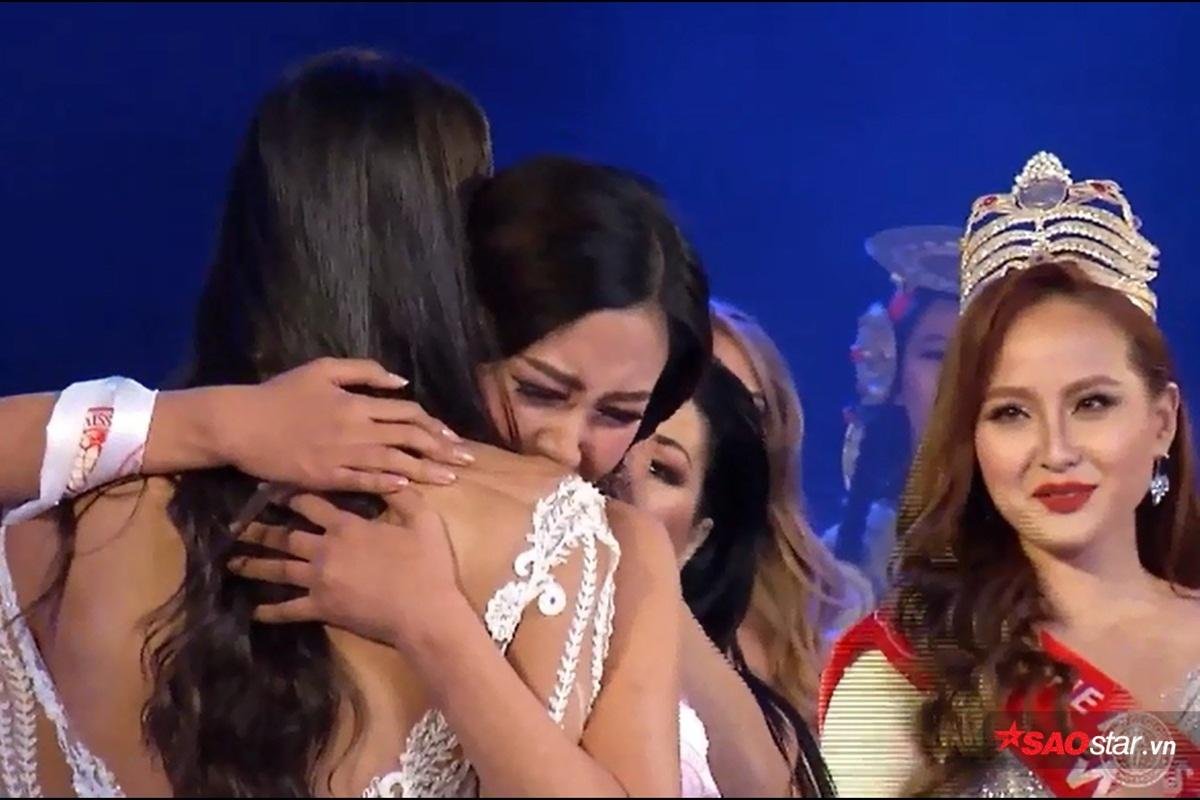 CLIP: Không phải hoa hậu Khánh Ngân, nhân viên sân khấu ngang nhiên trao vương miện cho Miss Globe 2018 Ảnh 7