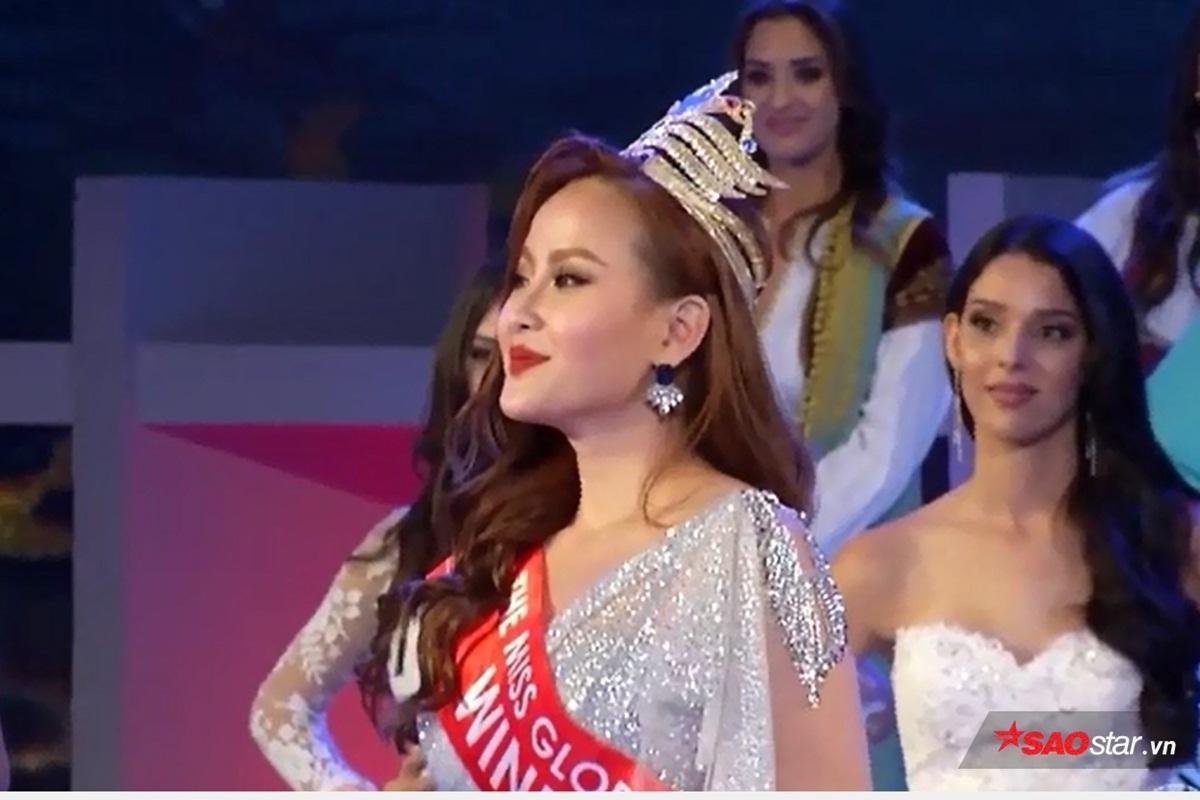 CLIP: Không phải hoa hậu Khánh Ngân, nhân viên sân khấu ngang nhiên trao vương miện cho Miss Globe 2018 Ảnh 2