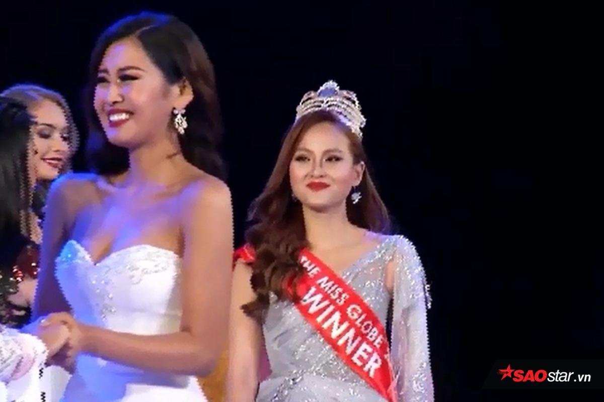 CLIP: Không phải hoa hậu Khánh Ngân, nhân viên sân khấu ngang nhiên trao vương miện cho Miss Globe 2018 Ảnh 1