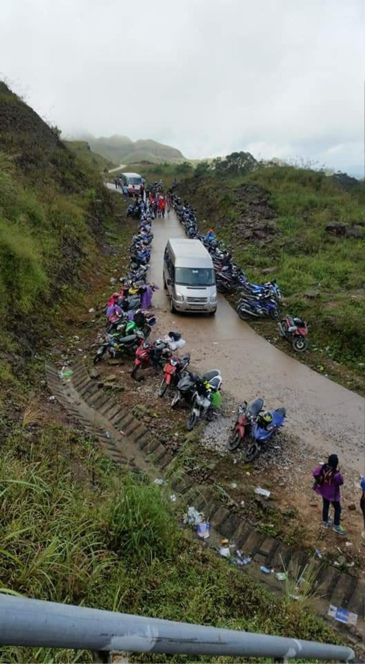 Bức xúc phượt thủ xả rác ngập ngụa Bình Liêu khi kéo nhau đến đây ngắm cánh đồng lau Ảnh 1