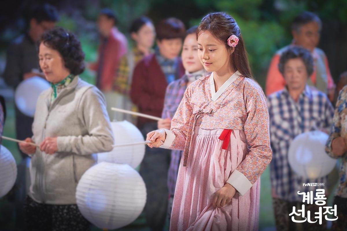 'Mama Fairy And The Woodcutter': Moon Chae Won trẻ trung với kiểu tóc mới và loạt ảnh hậu trường cùng Yoon Hyun Min Ảnh 1