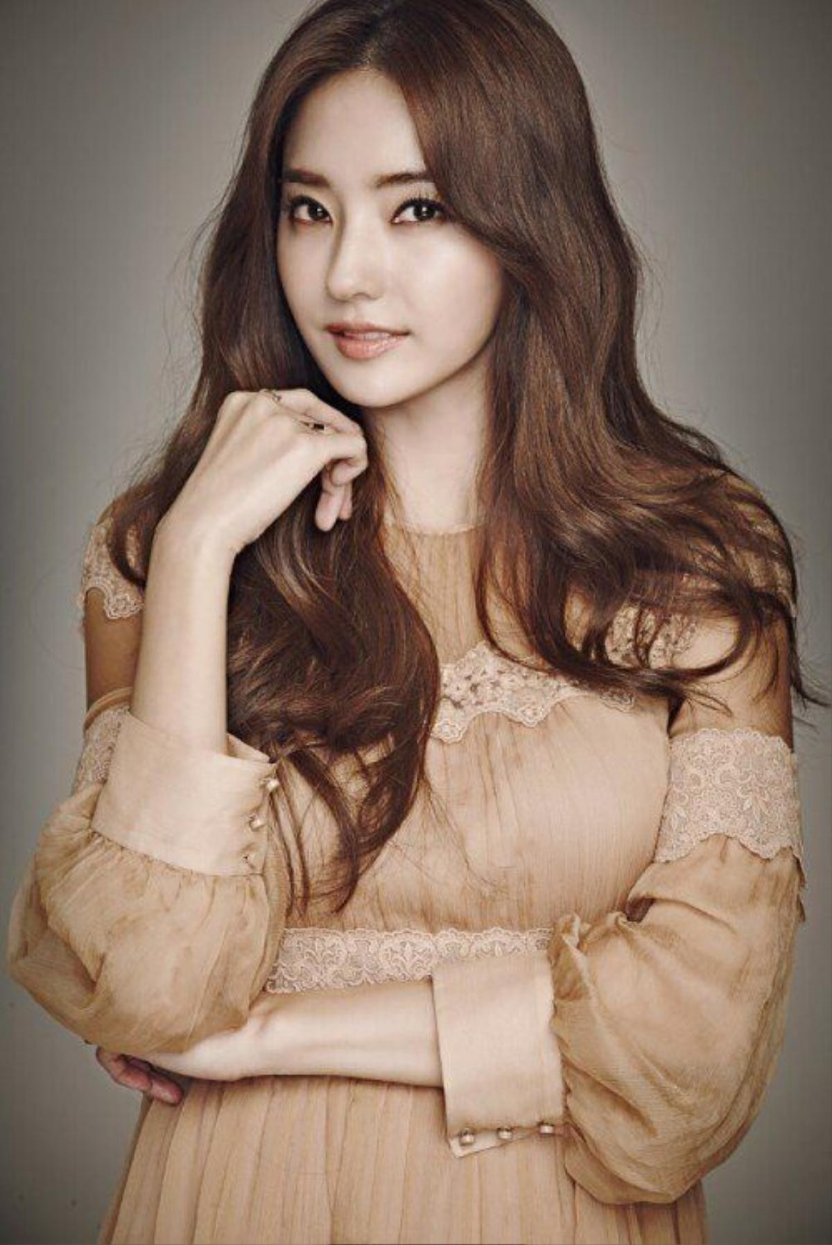 Ji Hyun Woo làm bạn trai của 'búp bê Barbie xứ Hàn' Han Chae Young? Ảnh 4