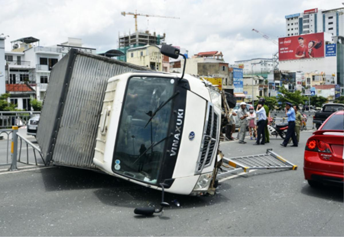 Nhìn lại những vụ tai nạn giao thông nghiêm trọng ở ngã tư Hàng Xanh Ảnh 5