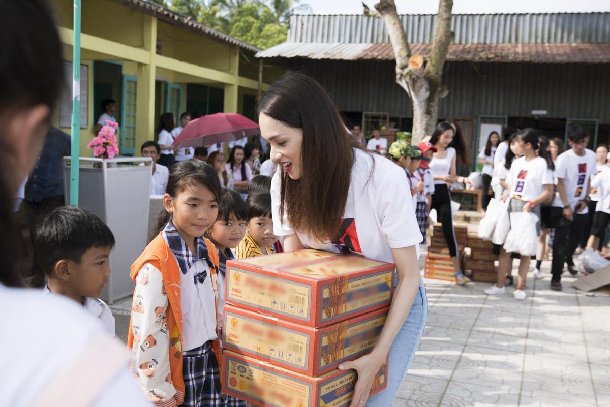 Rũ bỏ vẻ 'sang chảnh', Hương Giang dốc lòng vì dự án xây trường cho trẻ em nghèo Ảnh 11